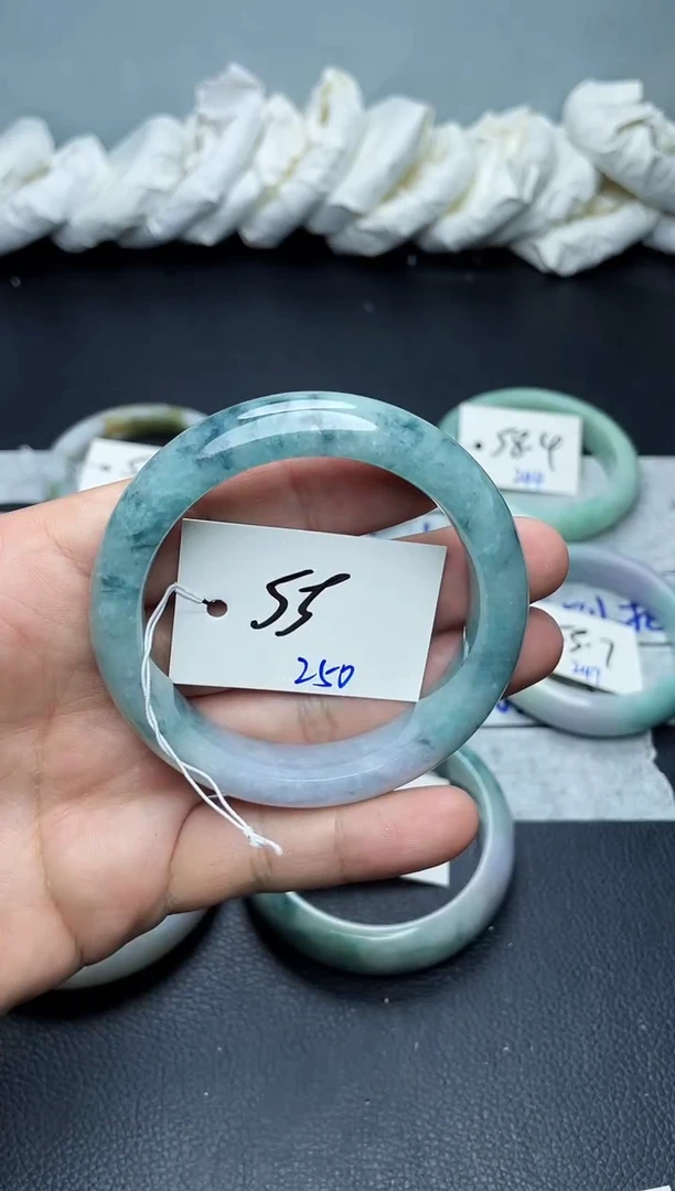 未镶嵌手镯翡翠250