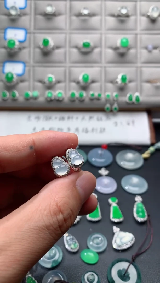 18K金镶嵌翡翠耳饰18K翡翠