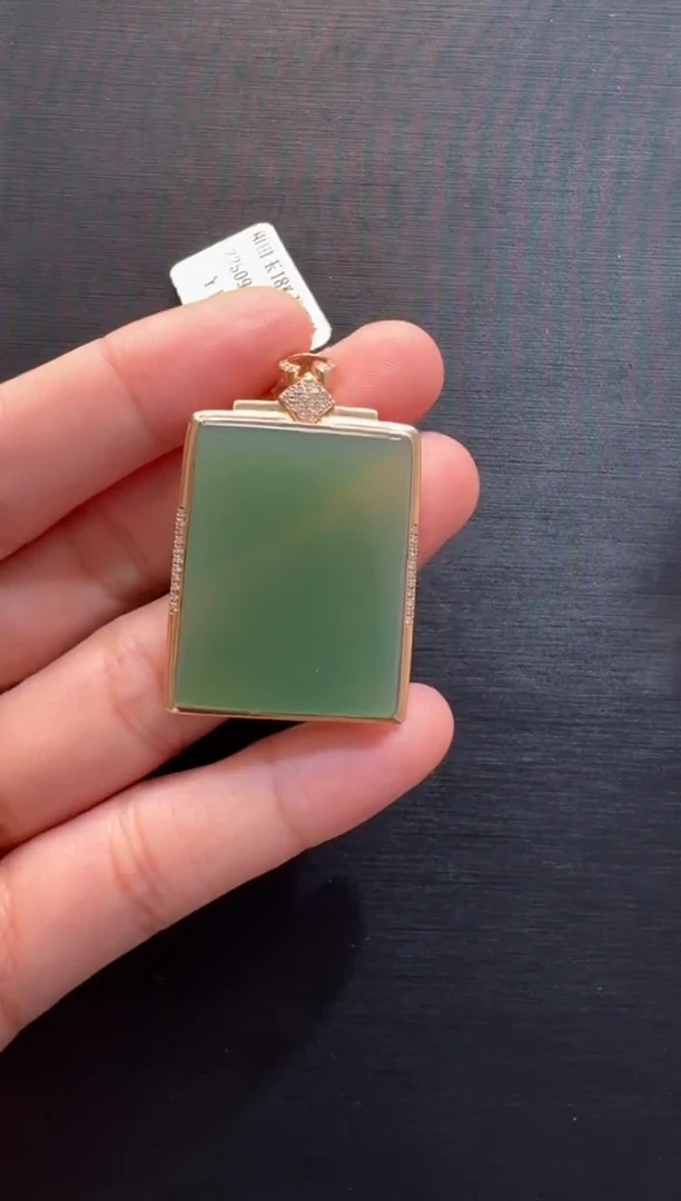 颈饰18K金镶嵌和田玉吊坠