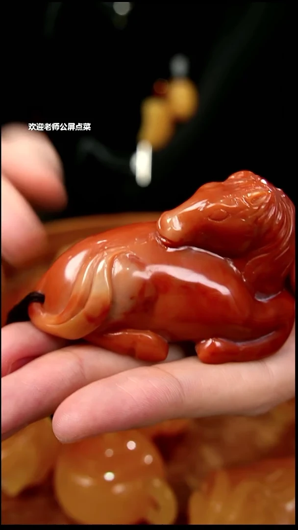 寿山石朱沙骏马手把件