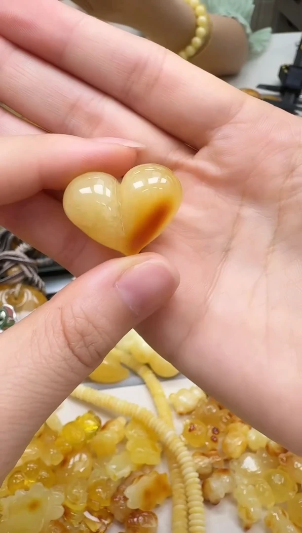 未镶嵌琥珀裸石如图