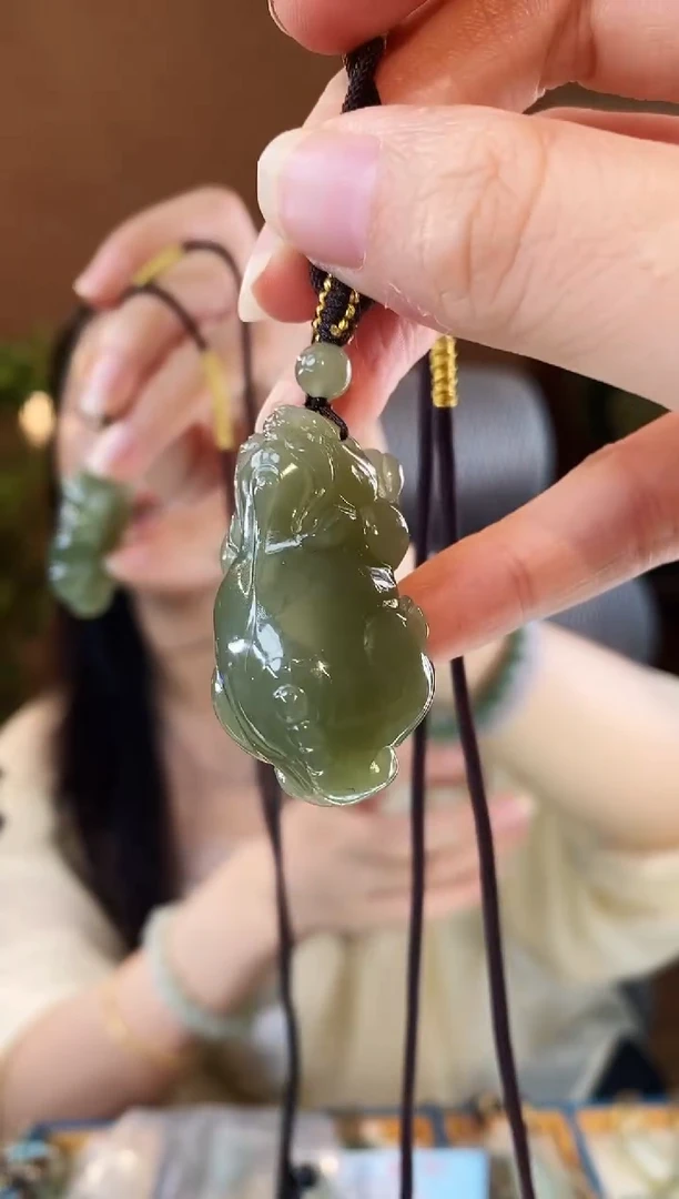 和田玉未镶嵌颈饰大貔貅