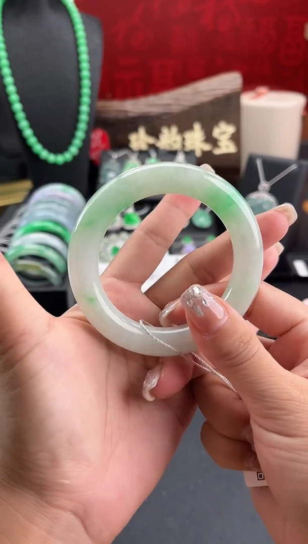 翡翠手镯未镶嵌手镯