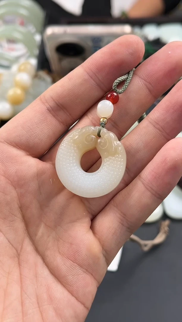 未镶嵌手串和田玉且末金山糖白鱼化龙吊坠微色差