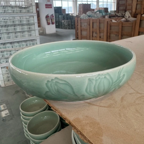 龙泉青瓷春暖花开深盘龙泉青瓷天青盘子手工绿色复古陶瓷手绘大碗