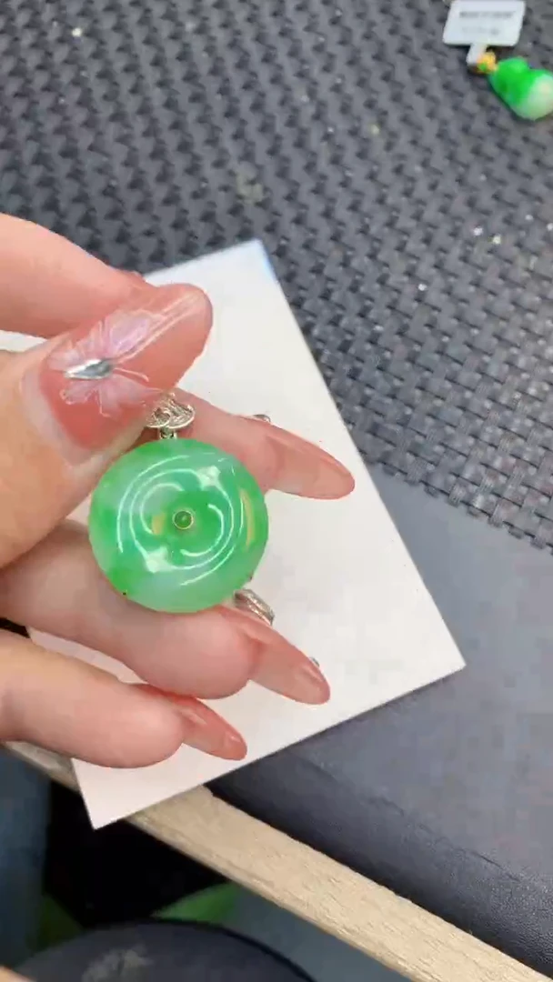 颈饰18K金镶嵌翡翠1