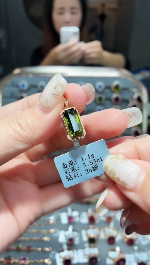 颈饰18K金镶嵌碧玺3.53.