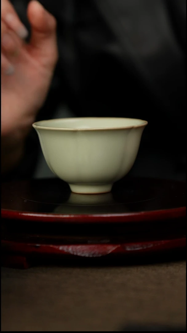 粉青 花口杯 带底款