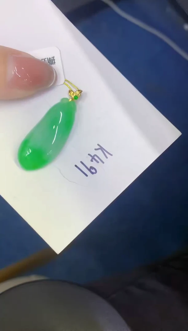 颈饰18K金镶嵌翡翠缅甸天然翡翠A货