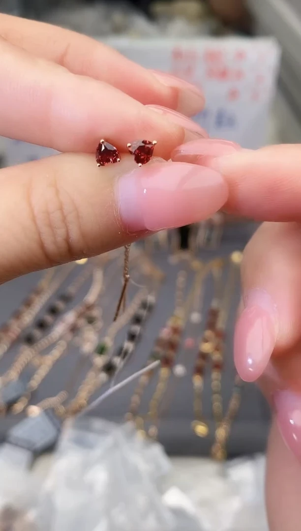 18K金镶嵌耳饰石榴石--专柜--