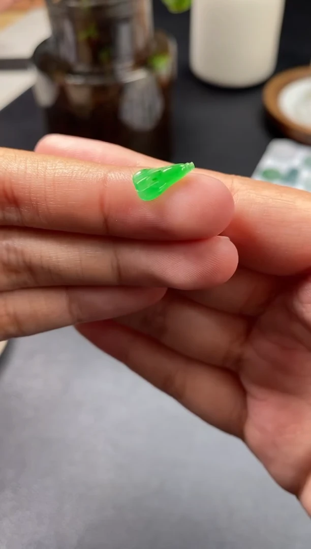 翡翠未镶嵌颈饰翡翠冰绿裸石