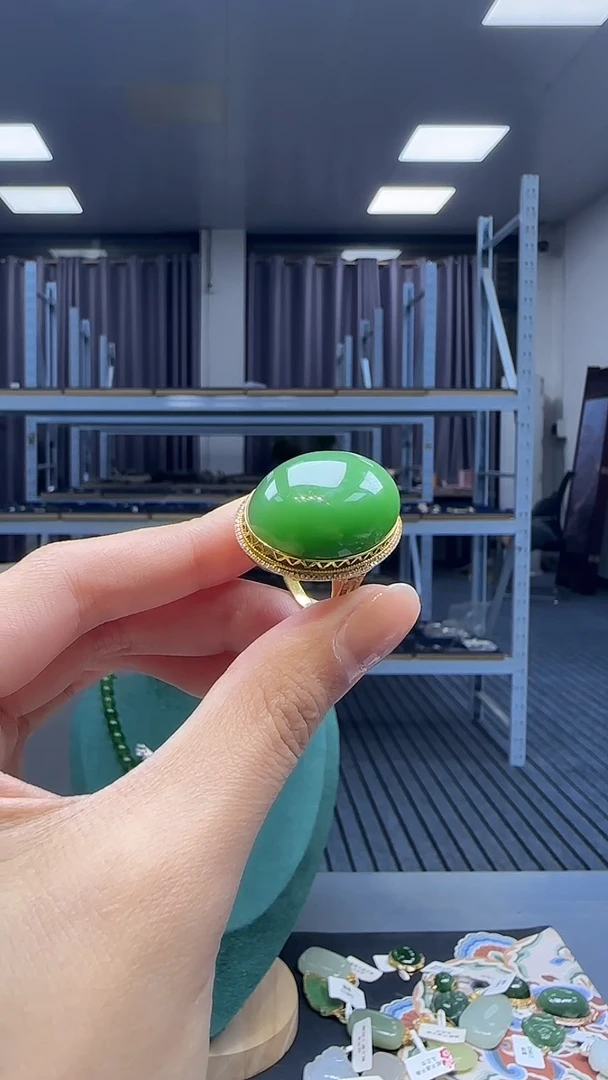 18K金镶嵌戒指和田玉1