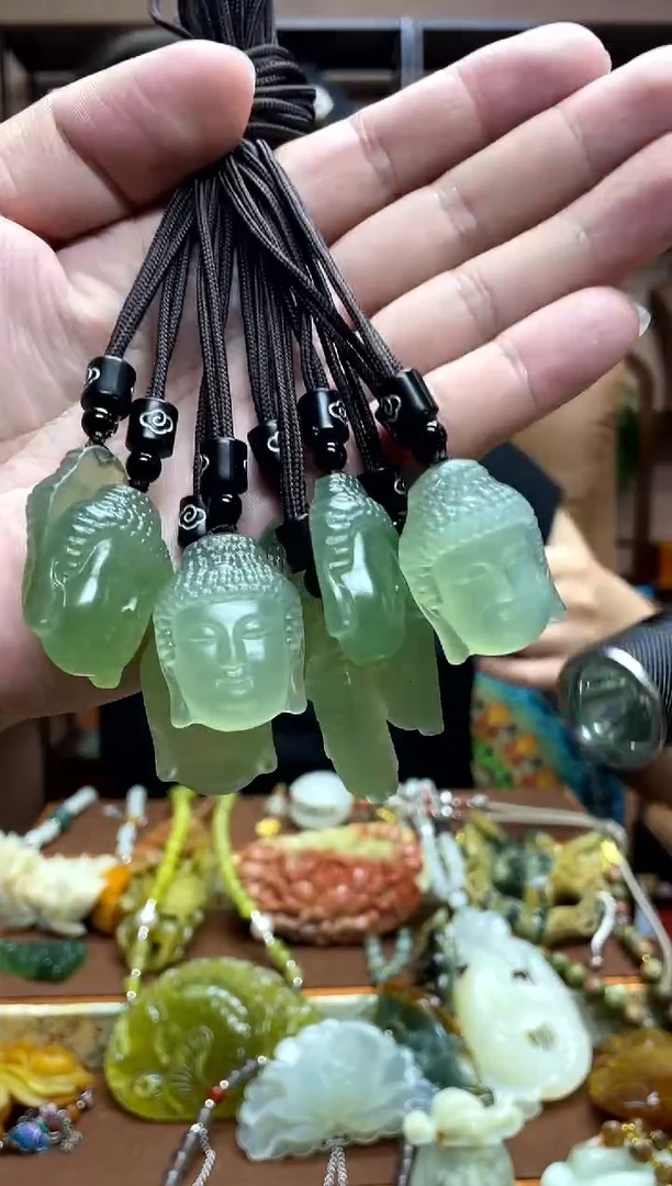 未镶嵌岫玉吊坠多样性发货发其中之一