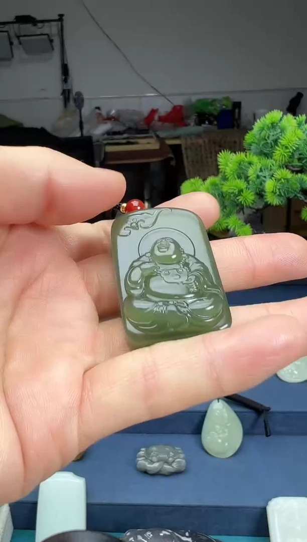 颈饰未镶嵌和田玉吊坠