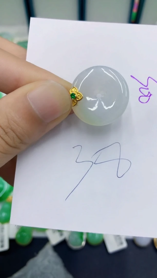 翡翠挂件未镶嵌翡翠