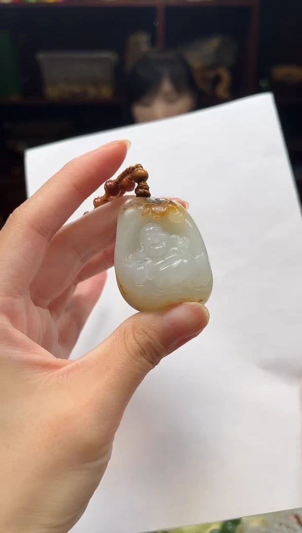 颈饰未镶嵌和田玉?**。吊坠