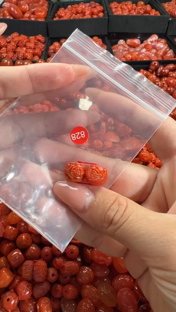 南红玛瑙未镶嵌颈饰1