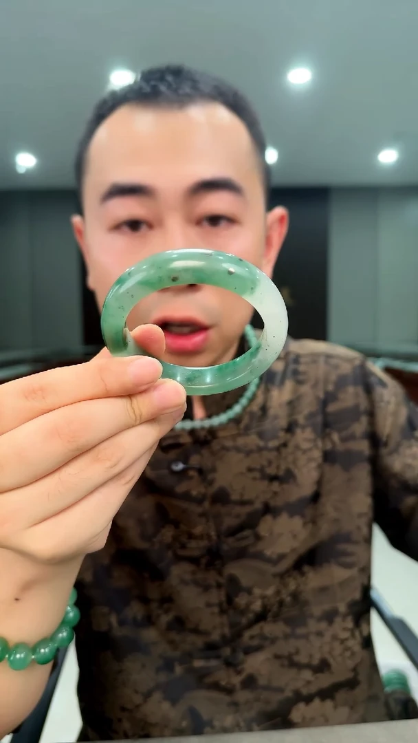 石英质玉手镯未镶嵌轮胎镯