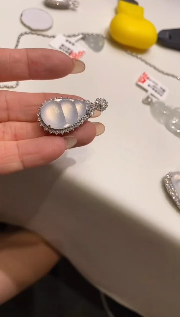 翡翠18K金镶嵌吊坠(不含链)福豆