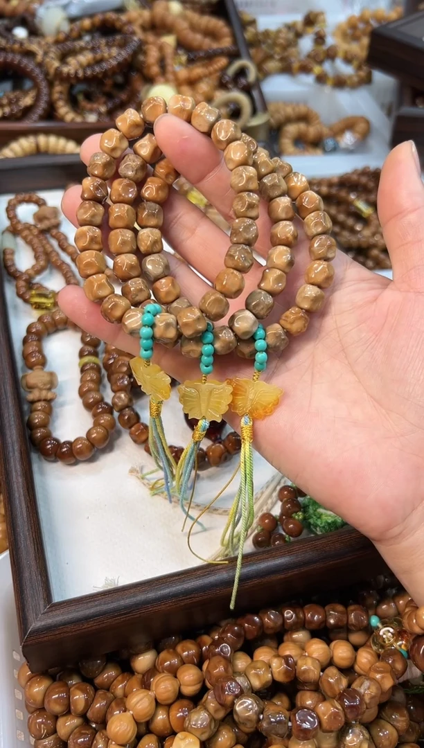 蜜蜡吊坠(赠链)未镶嵌库克卡10mm左右无相【蜜蜡蝴蝶】手持单圈