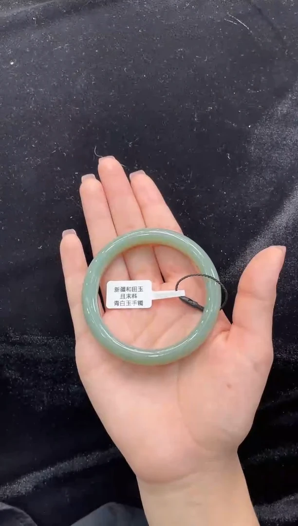 和田玉手镯未镶嵌新疆且末料青白玉56圈口上等和田玉手镯女