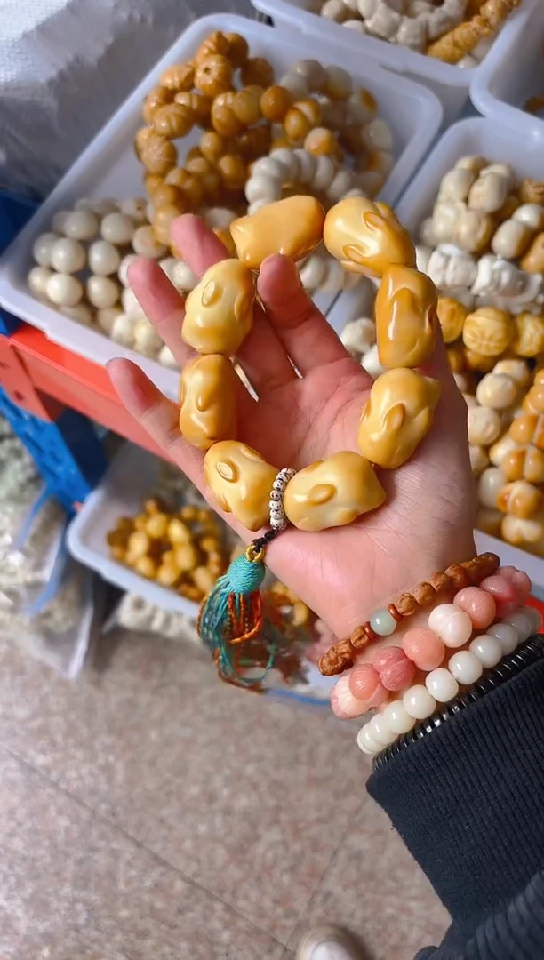 吊坠菩提根/象牙果黄色趴趴兔手持