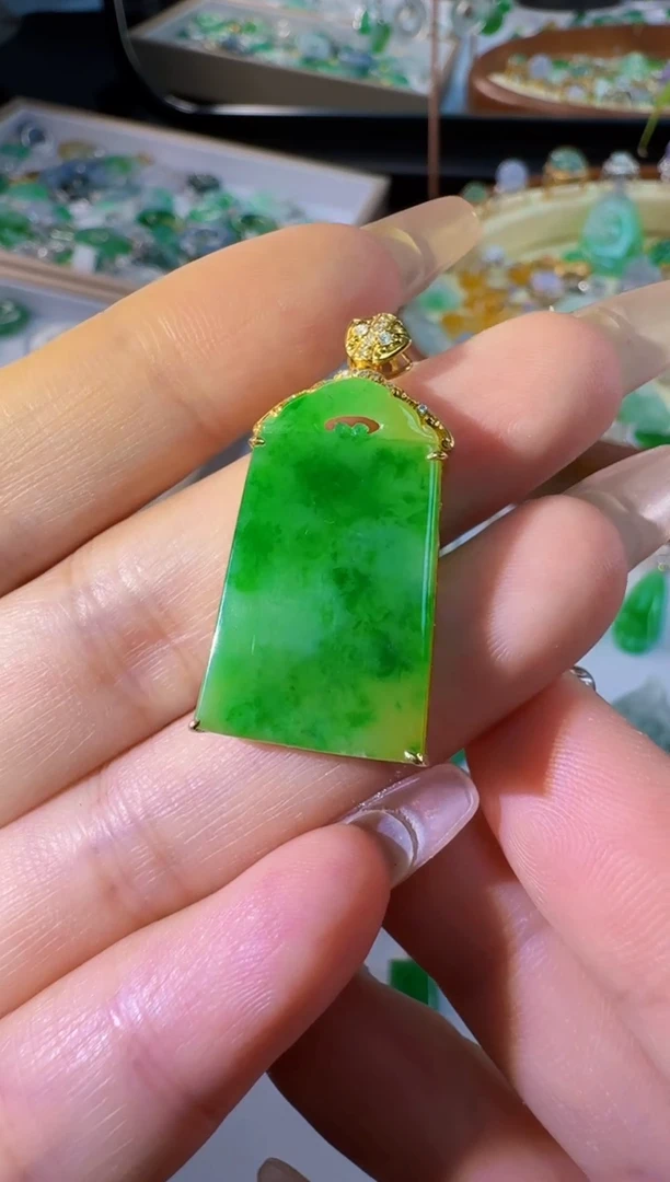 【闪购商品】翡翠颈饰18K金镶嵌缅甸翡翠A货挂件