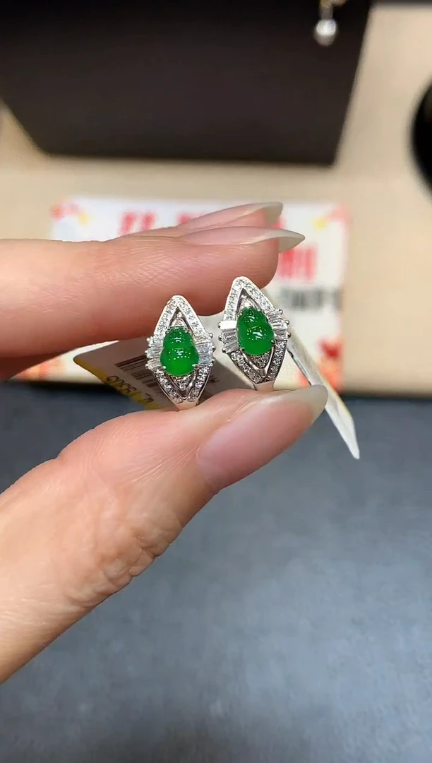 18K金镶嵌翡翠耳饰葫芦【无服务费