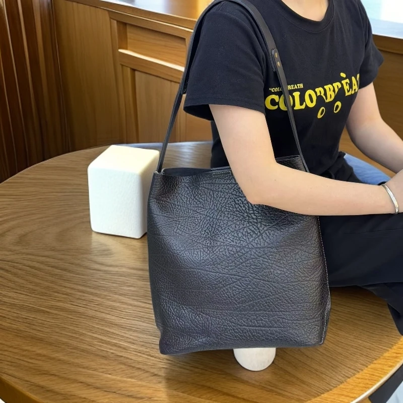 真皮美式重工高级感时尚休闲复古小众百搭托特包轻奢水桶包黑色