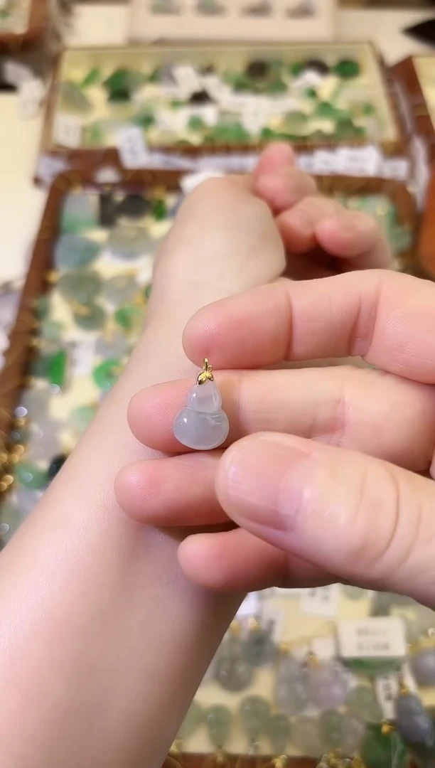 翡翠18K金镶嵌颈饰小葫芦