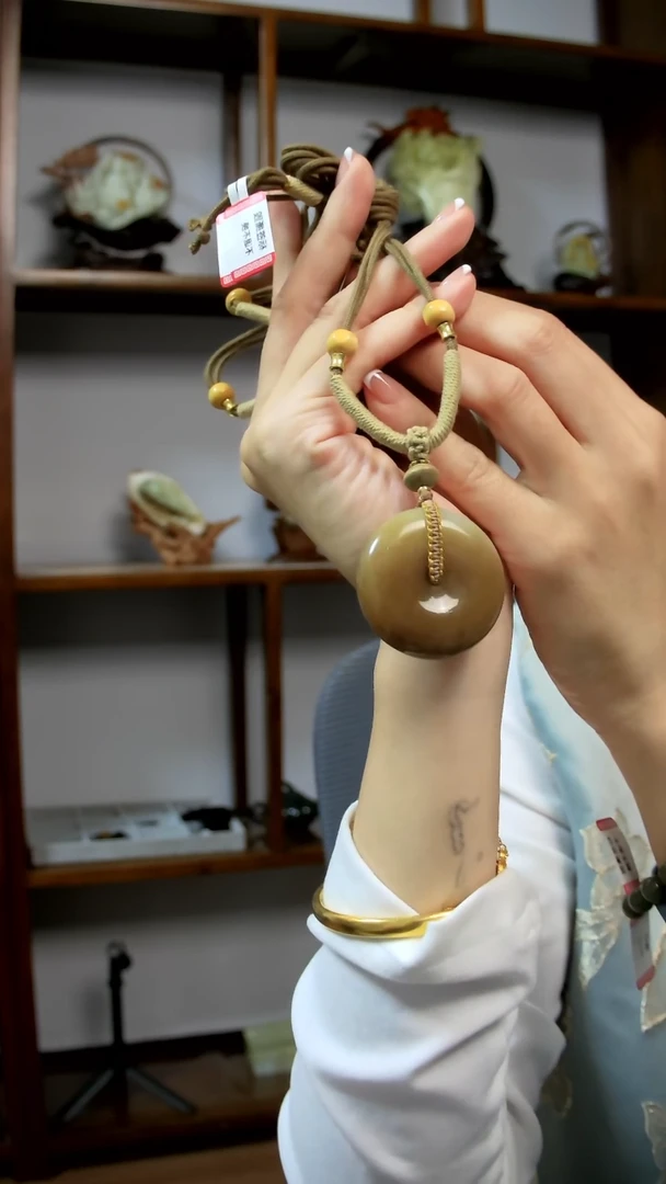 颈饰未镶嵌和田玉平安扣