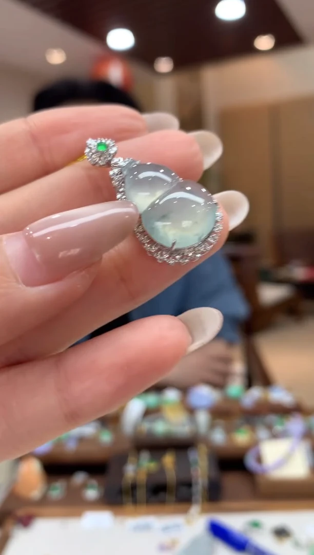 吊坠(不含链)18K金镶嵌翡翠葫芦