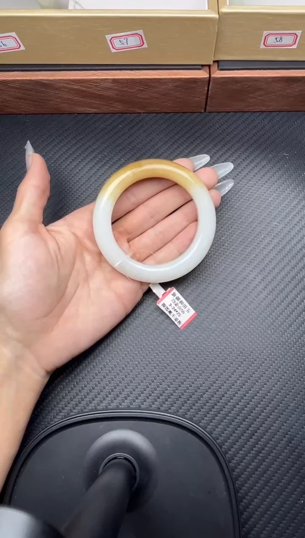 未镶嵌手镯和田玉且末金山微色差55+手镯