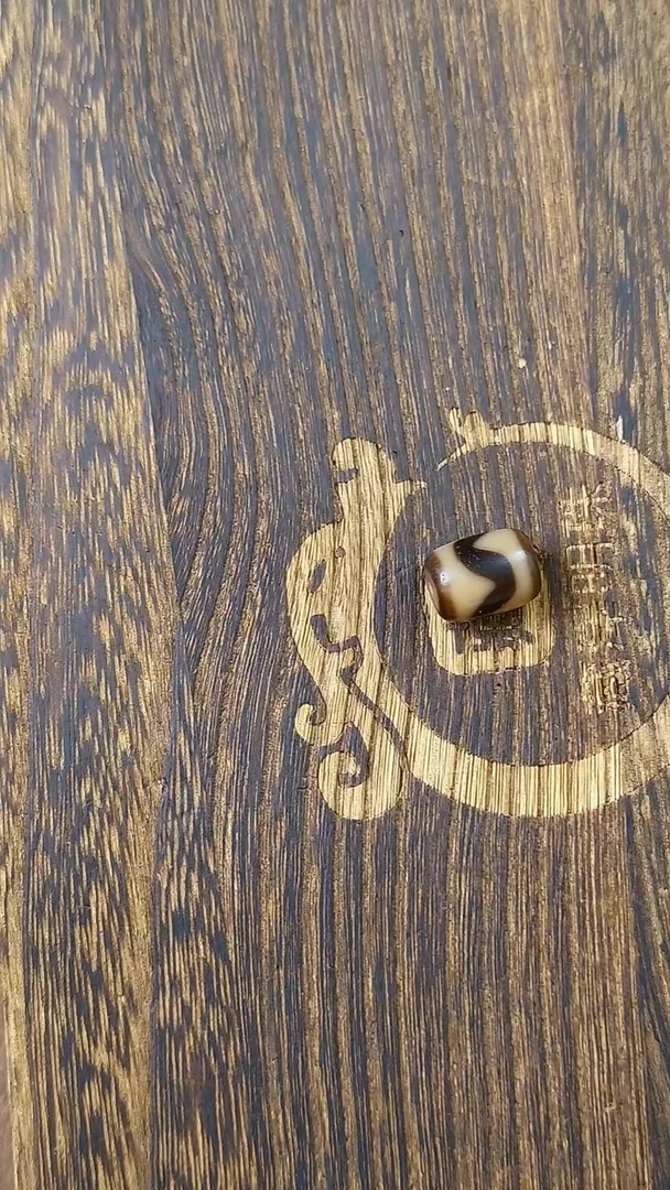 玛瑙/玉髓散珠龙*梵藏高油黑金牙牙