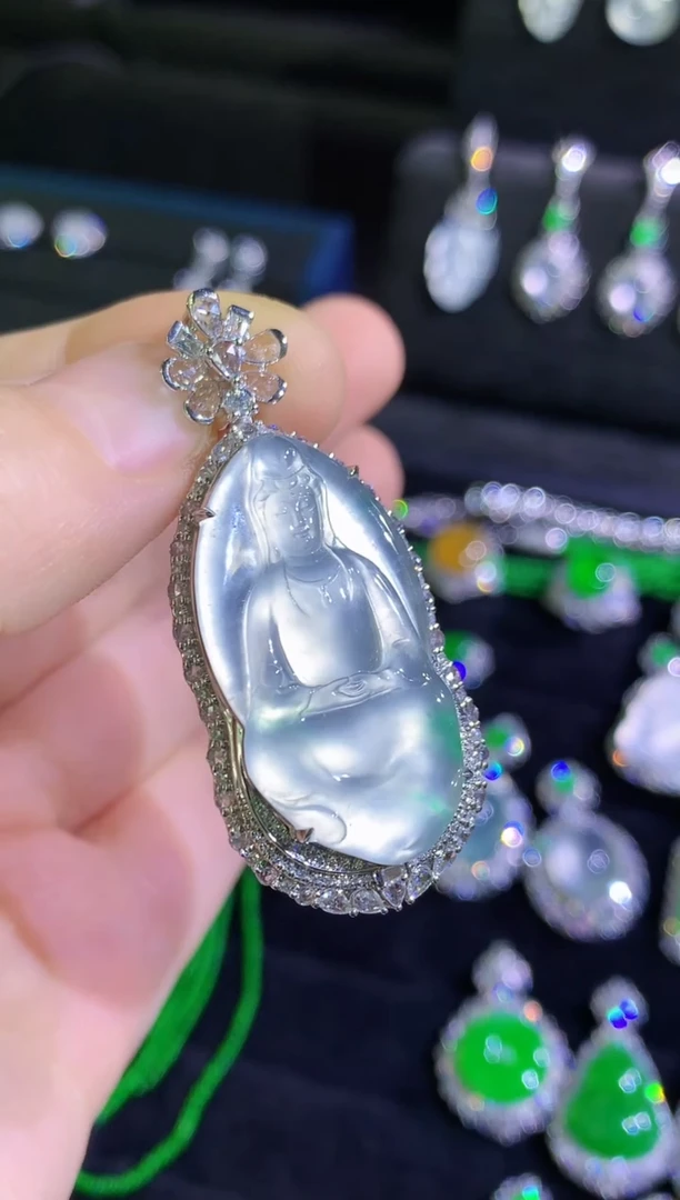 颈饰18K金镶嵌翡翠玻璃种极光金丝绿观音总价49800分笔20000