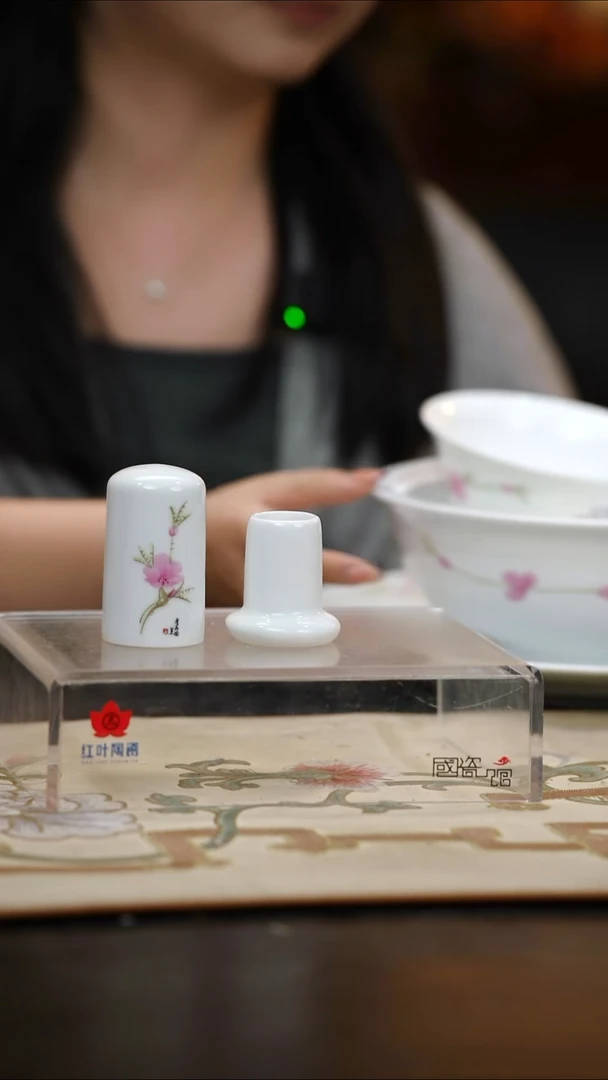 1个正价手绘水点桃花牙签筒（套）