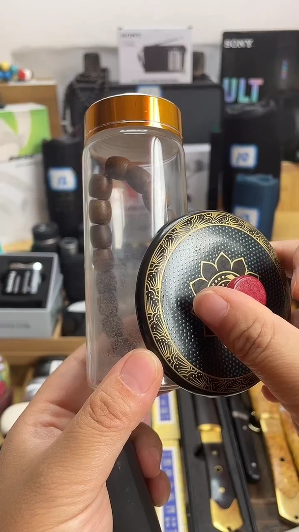 瓷片张***看闪购商品 如图所示