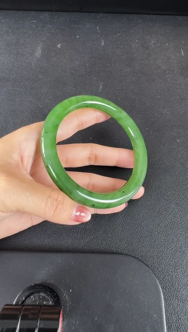 颈饰未镶嵌和田玉（碧玉）手镯约61MM