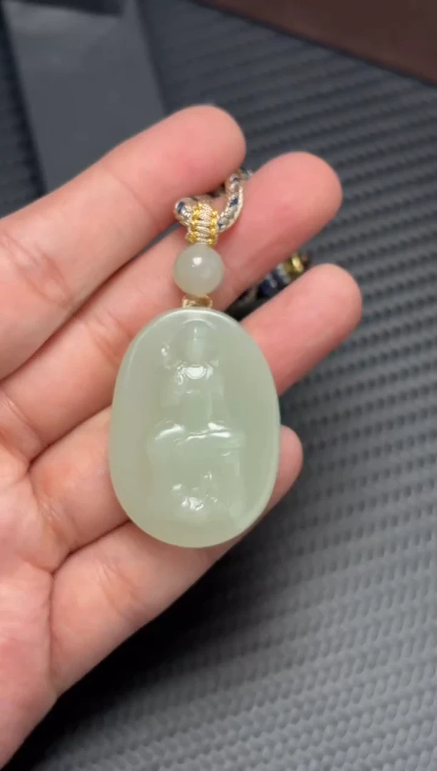 吊坠(赠链)未镶嵌和田玉且末微色差迪克兰一细吊坠