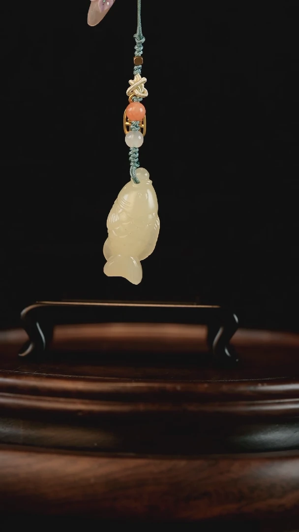 云南石竹叶青雕刻：锦鲤挂件