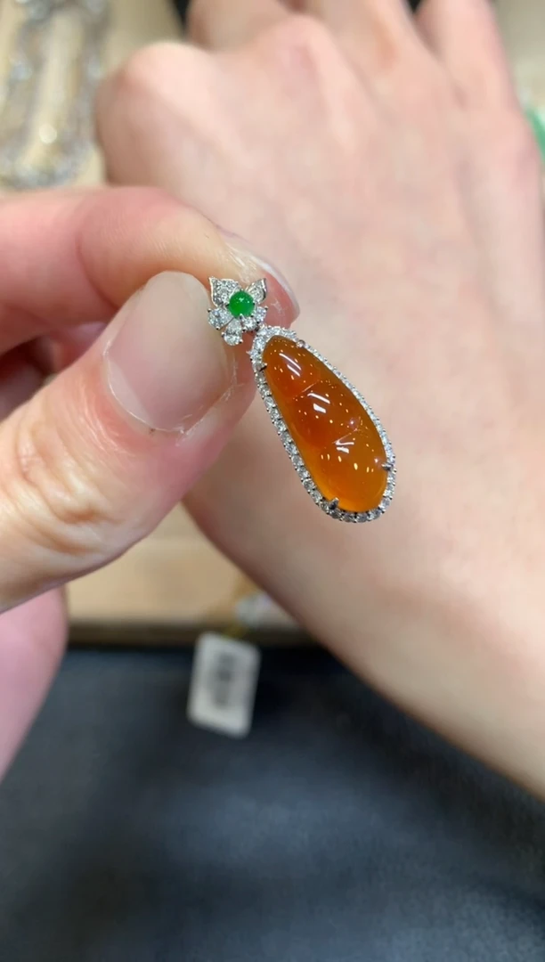 【闪购商品】翡翠颈饰18K金镶嵌福豆【无服务费】