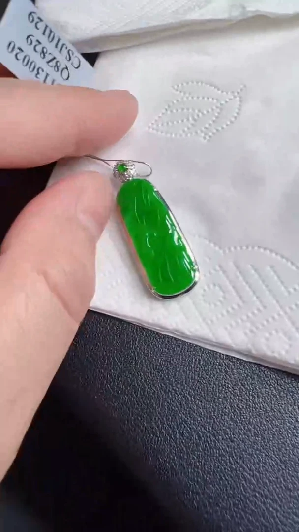 颈饰18K金镶嵌翡翠荷叶