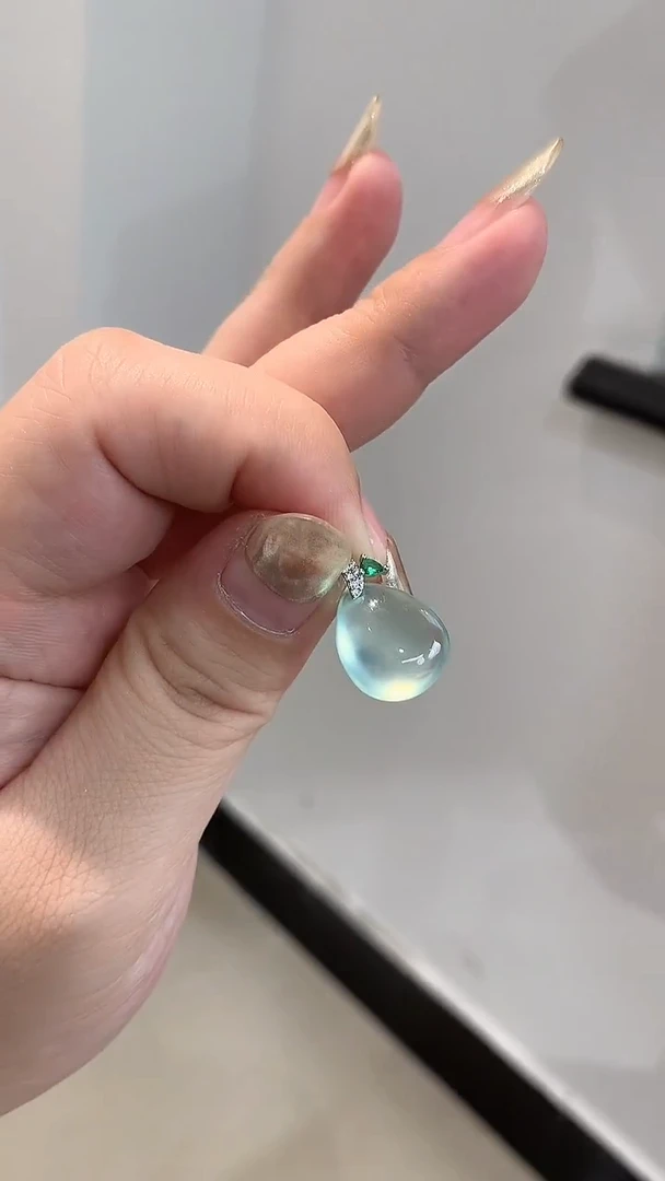 未镶嵌蛇纹石玉颈饰水滴
