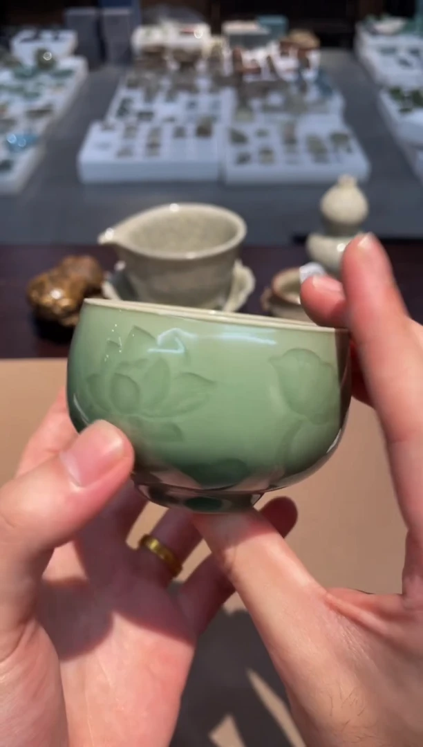 137窑承龙泉青瓷荷韵杯