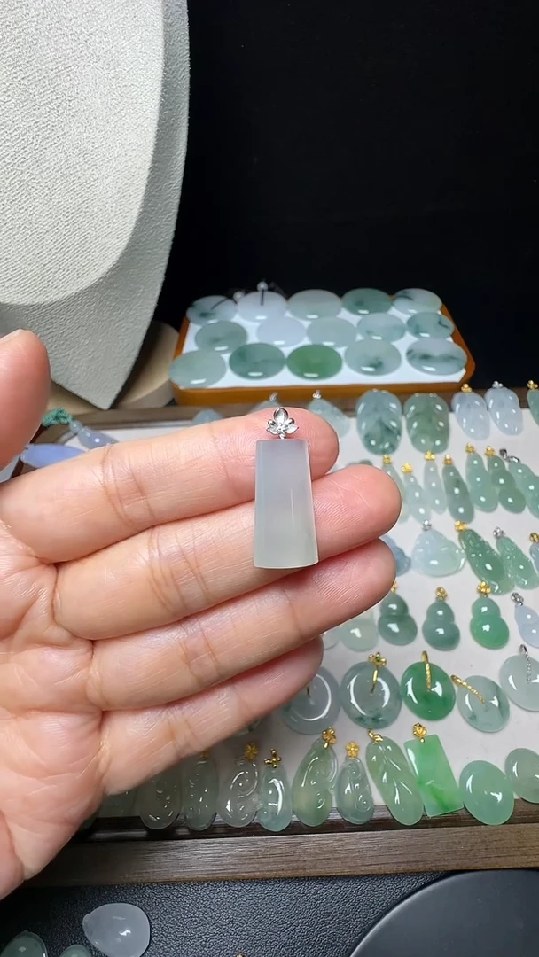 吊坠(不含链)18K金镶嵌翡翠无事柱尺寸20.7*10.9*5.2mm