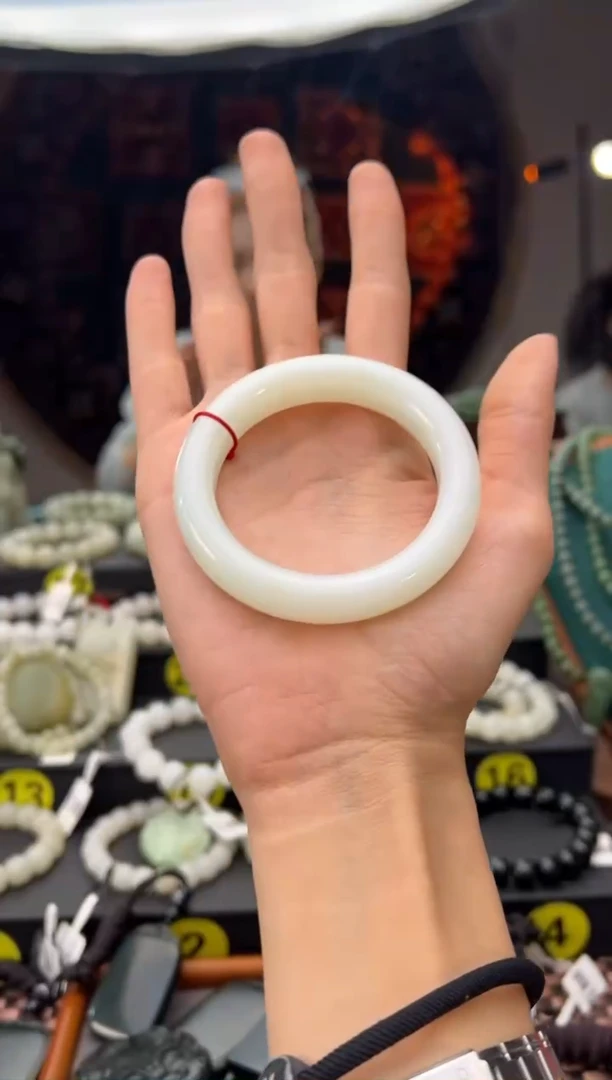 未镶嵌手镯和田玉桃*?金山白玉手镯 52+