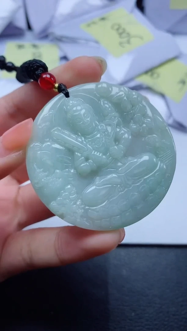 翡翠未镶嵌颈饰              