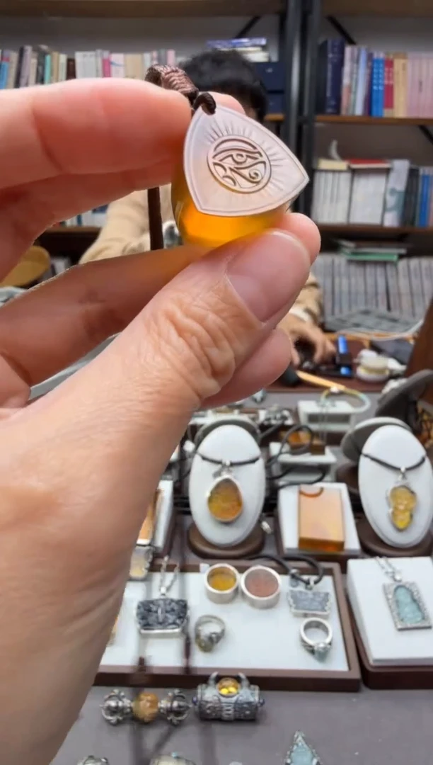 琥珀颈饰未镶嵌荷鲁斯之眼吊坠