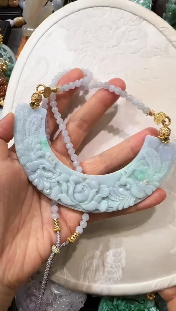 翡翠未镶嵌颈饰国风