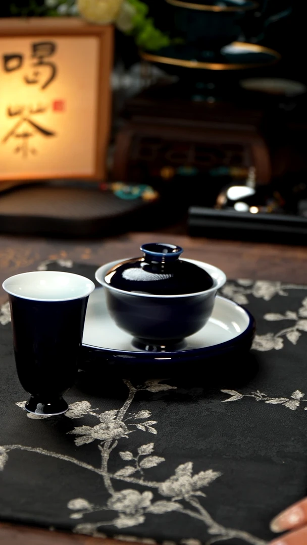 江壶见陶瓷宝石蓝盖碗一套